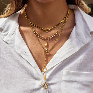 Collana con Ciondolo Mano di Fatima Vittoriana, Placcata Oro 18k, Catena Cubana in Acciaio Inossidabile, Ciondolo a Cuore con Zirconi - Product Image 3