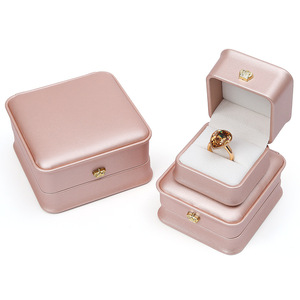 Joyero Rectangular de Plata de Lujo Personalizado con Forro de Terciopelo de Cuero PU Patrón Cuadrado Color Personalizado y Cajas de Exhibición - Product Image 4