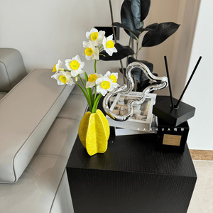 Narcisos Artificiales con Jarrón Amarillo para Decoración del Hogar y Accesorios para Fotografía - Product Image 3