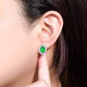 Boucles d'oreilles en or massif 18 carats avec émeraude naturelle ovale de 2,4 carats, saphir blanc et diamants incrustés – Bijoux en pierres précieuses fines - Product Image 5