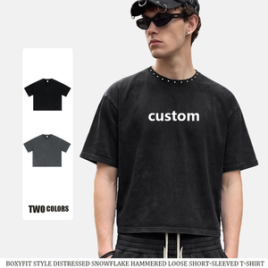 T-shirt da uomo all'ingrosso, taglio cropped squadrato, 285GSM, in cotone 100% pesante, lavato effetto distressed, con spalle scese e rivetti - Product Image 1