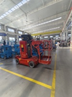 Nacelle élévatrice automotrice à bras articulé déporté pour chariot élévateur à mât vertical avec flèche