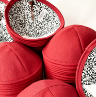 Kippa Florale Rouge Unie avec Impression Personnalisée à l'Intérieur – Vente en Gros pour Synagogues et Occasions Religieuses