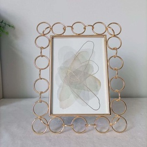 <span class=keywords><strong>Cadre</strong></span> photo personnalisé lumière luxe Cercle d'or <span class=keywords><strong>cadre</strong></span> photo de haute qualité style européen mariage <span class=keywords><strong>cadre</strong></span> photo en métal - Product Image 5