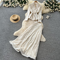 Set atasan dan rok wanita model V-neck berenda, potongan ramping, elegan, berkesan berkelas, cocok untuk acara kasual.