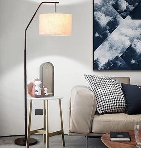 Lámpara de Pie Moderna de Color Dorado con Estante Esquinero y Mesa - Product Image 3