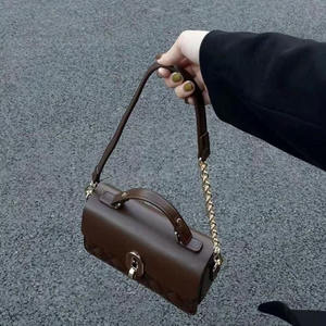 Mini bolso cuadrado con cadena estructurado acolchado con hebilla de metal para mujer - Product Image 5