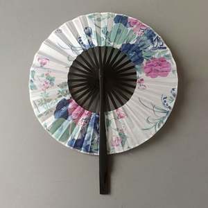 Éventail pliant vintage pour femme, motif fleur de cerisier sculpté, en bambou et tissu teinté, avec pompon, style artisanal élégant, os noir - Product Image 2