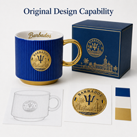 Tasses en céramique souvenir des Caraïbes Barbade avec badge métallique en relief motif trident pour tasse à café en porcelaine, personnalisable OEM ODM, vente en gros