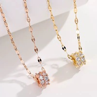 Collier pendentif sablier exquis en micro-pavé minimaliste de luxe avec zircone 3A