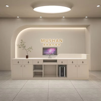 Meubles de salon de beauté au design moderne et créatif, comptoir de réception en bois beige avec éclairage LED, rangements et tiroirs
