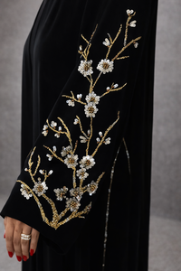 Abaya noire de luxe, décontractée, brodée à la main de motifs floraux, élégante, avec des détails en fil doré, en coton doux et fluide de qualité supérieure, style Dubaï, tenue modeste. - Product Image 4