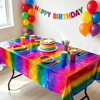 Nappe jetable en PE à dégradé arc-en-ciel brillant avec finition métallisée, attrayante pour la décoration de fête