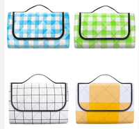 Couverture de pique-nique imperméable en gros Tapis de voyage pliable sans sable personnalisé Couverture de plage multicouche avec sangles