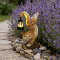 Solarbetriebene Orange Katze mit Vintage-Laterne, Niedliches Kätzchen Kopfüber auf Holzstumpf, Outdoor-Garten-Nachtlicht für Terrasse und Gehweg