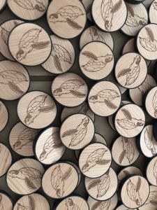 Đông Quan Màu Xanh Lá Cây Thủ Công Tùy Chỉnh Nhỏ Gỗ Thật Poppings Ổ Cắm Bằng Gỗ Di Động Điện Thoại Di Động Đứng Chủ Khắc Cho Bàn - Product Image 4