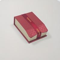 Boîte cadeau artisanale haut de gamme pour bijoux de mariage, en forme de livre rouge bordeaux, en papier artistique, avec logo personnalisé en relief et ruban décoratif, petite boîte cadeau
