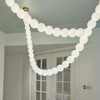 Lustre moderne de luxe à chaînes suspendues pour escalier, avec boules de verre rondes, idéal pour salon, hall d'hôtel, villa