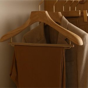 Cintres en bois à épaules larges en bois de Cinnamomum, cintres à barre transversale en velours pour costumes avec pinces, surface lisse non laquée - Product Image 4