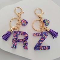 Portachiavi con Iniziale a Cuore in Glitter Viola - Portachiavi in Resina con 26 Lettere dell'Alfabeto, Ciondolo a Cuore e Nappa per Accessori Borsa Donna Ragazza