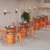 Table haute de style industriel moderne avec combinaison de chaises en forme de baril de gazoline pour utilisation en café ou comme mobilier de restaurant