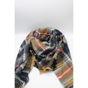 72639M Écharpe en coton doux au toucher, légère, tissu coloré, écharpe pour le confort et le style quotidiens - Product Image 1