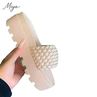 TM-088 2026 Vente en gros Sandales à talons compensés pour femmes, rose vif, à brides croisées tissées, super douces, à semelle plateforme épaisse