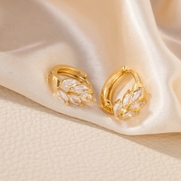 Boucles d'oreilles créoles personnalisées OEM en gros, boucles d'oreilles Huggie, boucles d'oreilles CZ en forme de feuille marquise, plaqué or, cuivre, laiton pour femmes