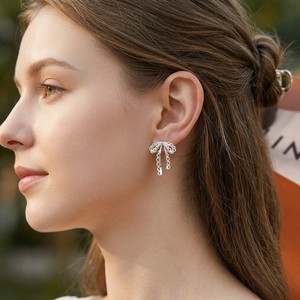 Pendientes de aro con lazo de encaje esculpido en 3D, chapados en oro real, ecológicos, 'Graceful Knot' de JinSpark - Product Image 3
