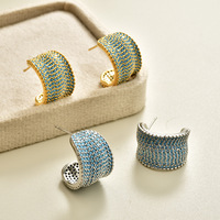 Élégantes Boucles d'Oreilles Créoles Huggie Larges Bohème d'Été en Laiton Plaqué Or Turquoise, Entièrement Pavées de Pierres CZ Bleues Courbées en C, Bijoux d'Été, Cadeaux