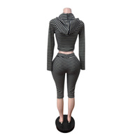 Ensemble de shorts deux pièces imprimés à rayures colorées pour femmes, tenues à capuche courtes, nouvelle collection 2027