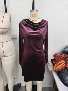 Vestido de terciopelo de otoño-invierno para Dropshipping en Shopify, manga larga, cuello drapeado, ajustado, midi, para fiesta o club. - Product Image 6