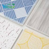 Fournisseur en gros de dalles de plafond en PVC gypse de haute qualité, haute durabilité, modernes, imperméables, carrées, 595*595, pour usage hôtelier