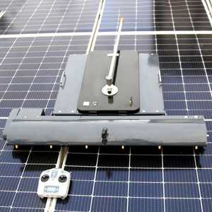 Équipement robotisé de nettoyage de panneaux photovoltaïques à haute efficacité pour fermes solaires - Nettoyeur de panneaux PV - Product Image 4