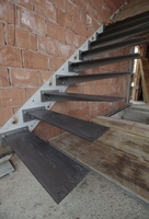 Appartement intérieur moderne et élégant avec escalier suspendu, escalier en métal assemblé robuste et durable