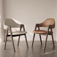 Chaise de salle à manger nordique en bois massif avec dossier et accoudoirs, revêtement en cuir, usage domestique et commercial, design haut de gamme en forme de A
