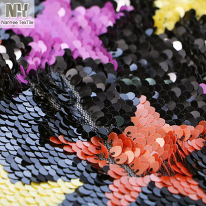 Tela Reversible Nanyee Textile Mix con Estrellas y Lentejuelas en Malla de Múltiples Colores: Amarillo, Rosa y Naranja - Product Image 2