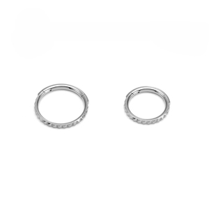 Anneau de nez en titane G23 avec bord pyramidal sculpté | Bijoux de piercing pour septum et narine | Hypoallergénique et inaltérable - Product Image 3