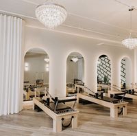Miroir de salle de bain mural extra large en verre avec éclairage LED, cadre doré arqué, miroirs de salon pour studio de Pilates, retour facile