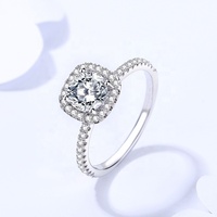 Bijoux de luxe en gros 925 argent Sterling diamant carré 1CT Moissanite bagues de fiançailles pour les femmes