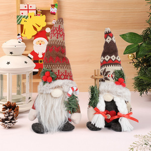 Muñeco de Peluche Rudolph Hecho a Mano con Gorro de Gnomo Tejido, Decoración Navideña Transfronteriza de 30 cm con Ramas de Pino - Product Image 1