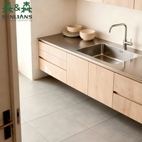 Meubles de cuisine suspendus, porte en panneau à grain de bois clair, plan de travail en acier inoxydable brossé, poignée encastrée, design flottant