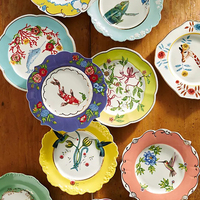 Kleurrijke minimalistische gouden inlay dessertborden, porseleinen serviesgoed van bone china, saladeschotels voor bruiloften en feesten.