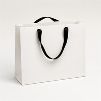 Sacs shopping personnalisés en papier kraft blanc avec poignée en ruban noir, soufflets latéraux et fond plat – Sacs promotionnels style Instagram pour la vente au détail