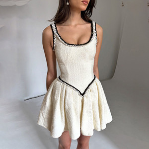 <span class=keywords><strong>Mini</strong></span> robe courte plissée à col en <span class=keywords><strong>U</strong></span> pour femmes chics avec motif solide Taille naturelle Caractéristique écologique - Product Image 1