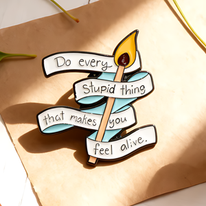 Citazione personalizzata: 'Fai <span class=keywords><strong>ogni</strong></span> <span class=keywords><strong>cosa</strong></span> stupida che ti fa sentire vivo.' Spilla in Metallo Smaltato con Design a Fiammifero - Product Image 3