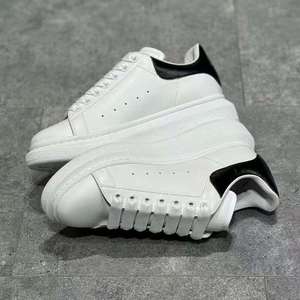 Sneakers rétro de luxe pour hommes, chaussures de marche de haute qualité pour femmes, marque de mode, imperméables et adaptées à la saison hivernale - Product Image 3