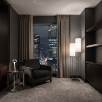 Meubles d'hôtel sur mesure, mobilier de chambre d'hôtel avec bureau incrusté de cuir et tête de lit moelleuse pour chambre de luxe 5 étoiles