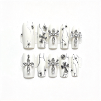 Faux ongles carrés moyens faits à la main, avec crânes et chaînes argentées 3D, motif marbré fumé gothique, style cyberpunk heavy metal