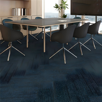 Achat en gros de dalles de moquette professionnelles pour salles d'exposition et magasins de détail, revêtement de sol modulaire ignifuge à installation rapide